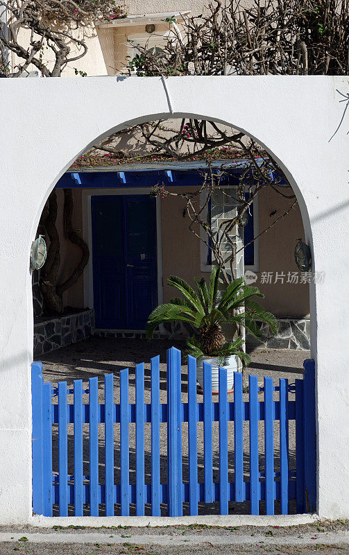 门在小希腊村庄外的gonia在圣托里尼