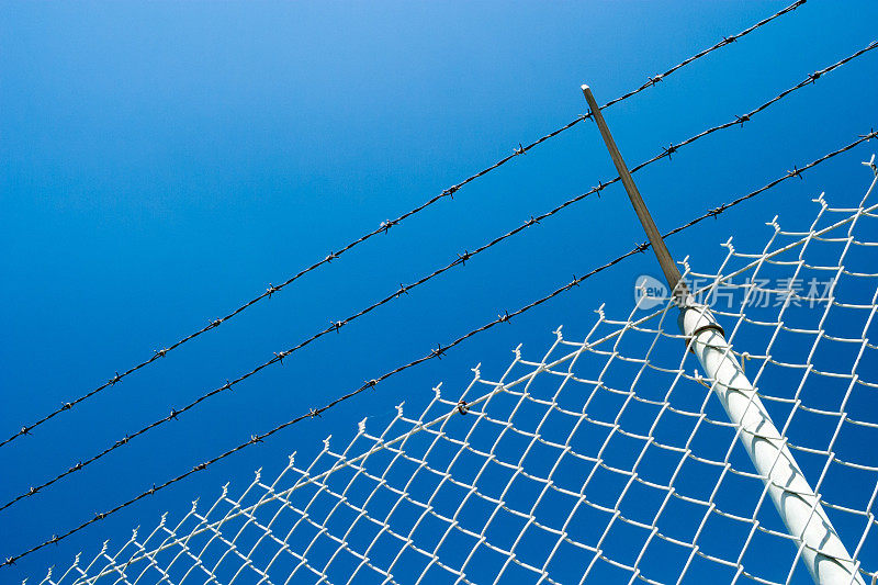 铁链栅栏和蓝天