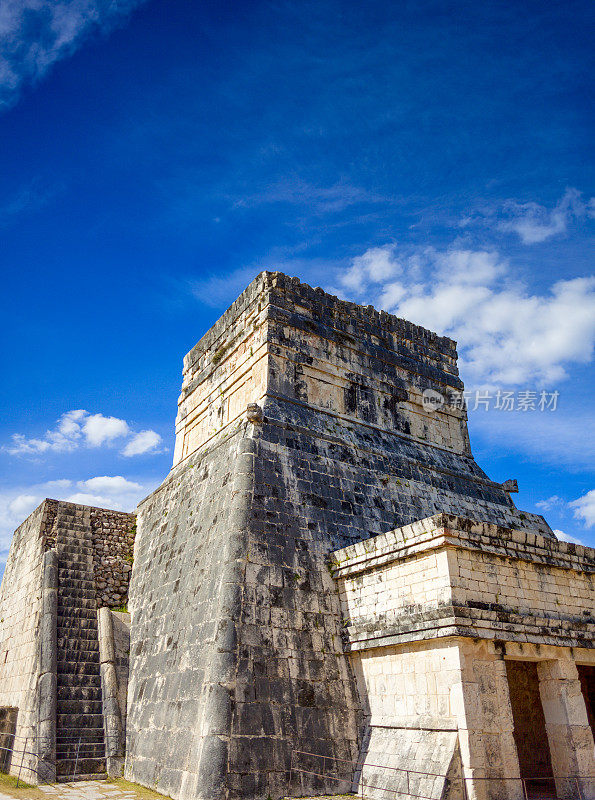 看看奇琴伊察美洲虎神庙的美丽建筑，这座前哥伦布时代的城市位于墨西哥的尤卡坦州。