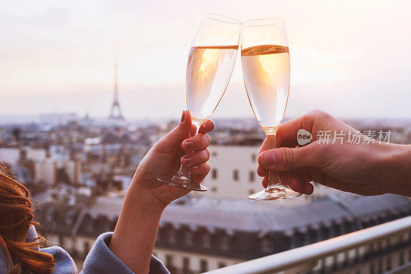 一对情侣在巴黎喝香槟