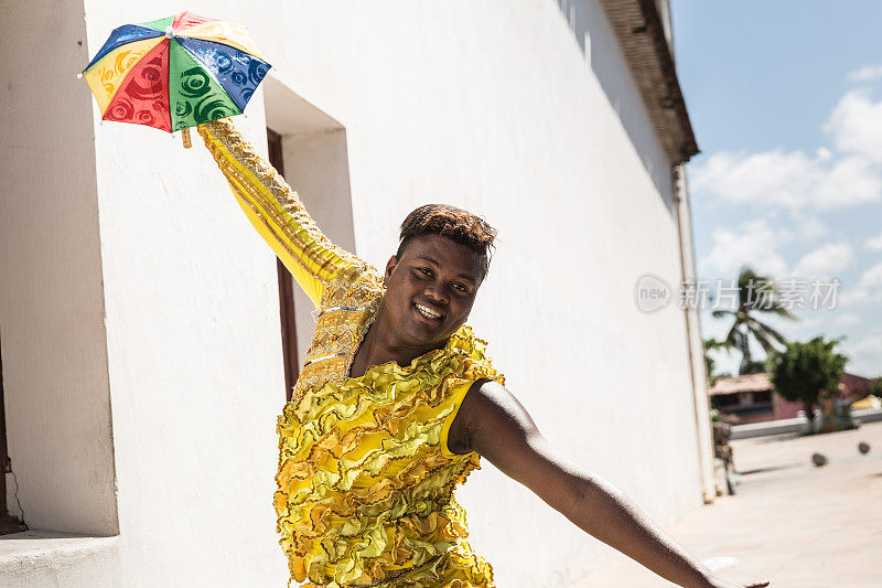 年轻的巴西人在巴西的奥林达跳舞