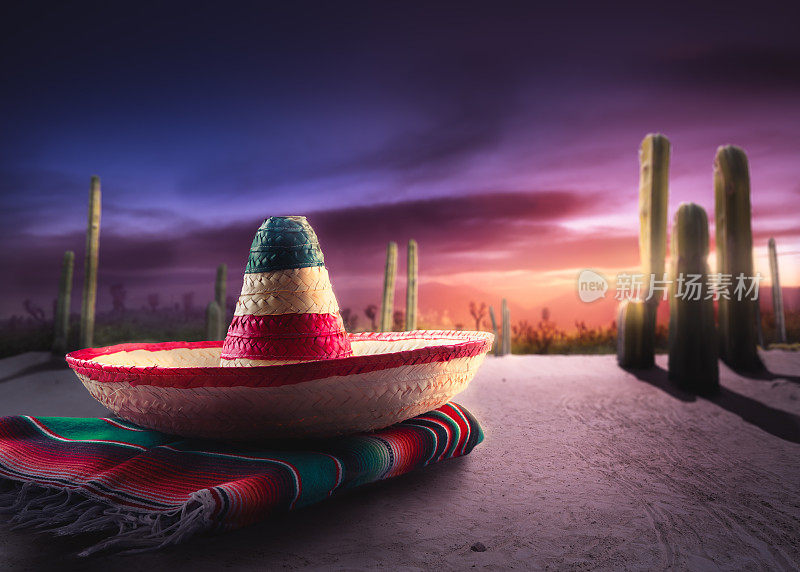 墨西哥帽子'宽边帽'在一个'serape'在黄昏的墨西哥沙漠