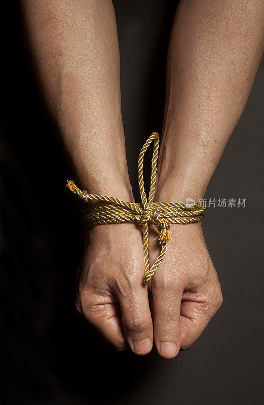 男人的手被绳子捆着