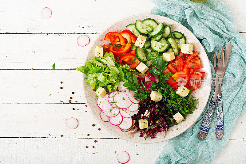 将新鲜蔬菜和绿色香草混合制成沙拉。膳食菜单。适当的营养。健康的生活方式。平的。俯视图