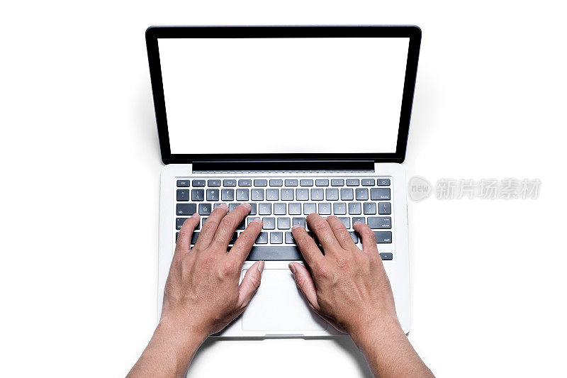 俯视图，马累的手在白色的笔记本电脑上使用和打字，白色的屏幕。孤立的白色背景与剪辑路径。