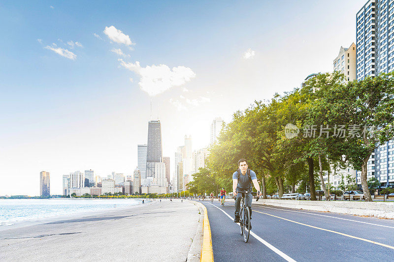 在芝加哥骑自行车的人与城市背景