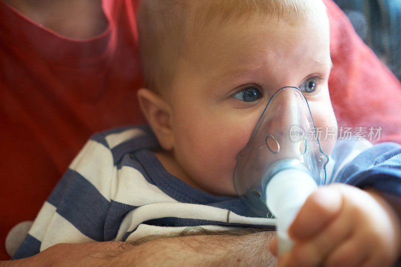 喷雾器治疗患病婴儿