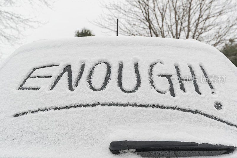 够了!写在汽车后窗的雪地上