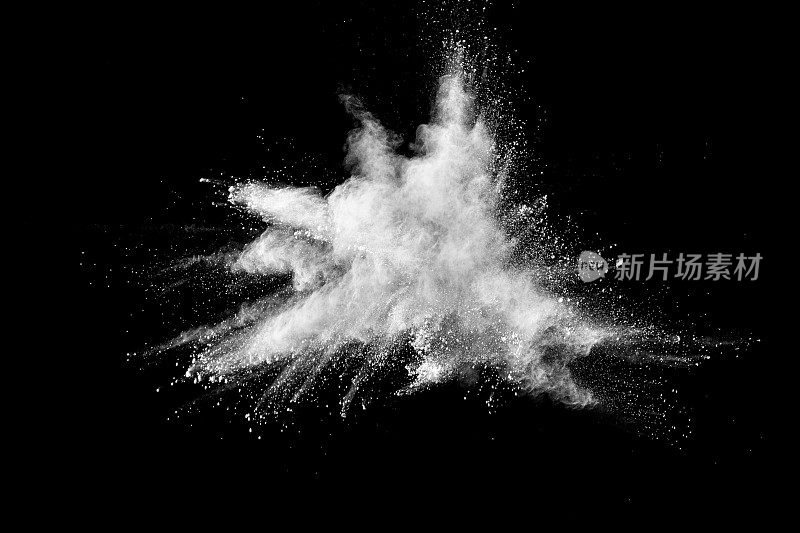 黑色背景上的白色尘埃的定格爆炸。把滑石粉从手上扔出去。停止白色粉末在黑色背景上的移动。
