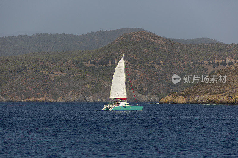 土耳其穆格拉的波德鲁姆湾，一艘传统的双体帆船在蓝色之旅中航行