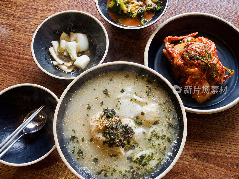 韩国食物饺子汤，泡菜