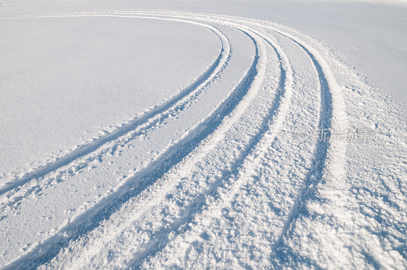 新雪上的车胎印