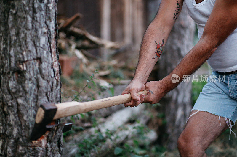 在木材工业工作的人