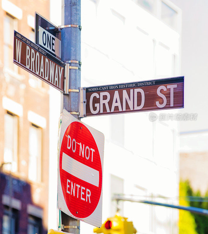 西百老汇和格兰德街的标志下面有“请勿进入”的标志
