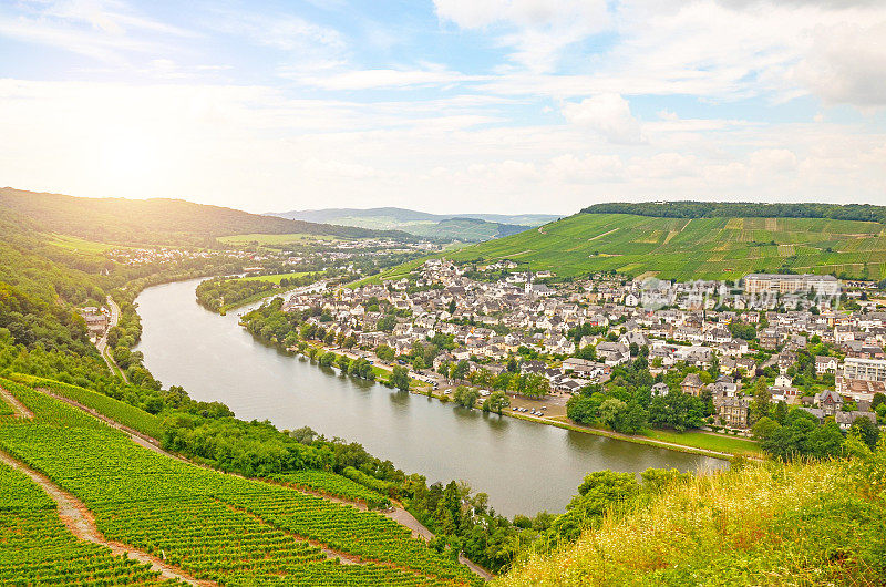 德国摩泽尔河谷:在德国欧洲的夏季，从兰施特城堡到伯恩卡斯特尔-库斯老城的景色，葡萄园和摩泽尔河