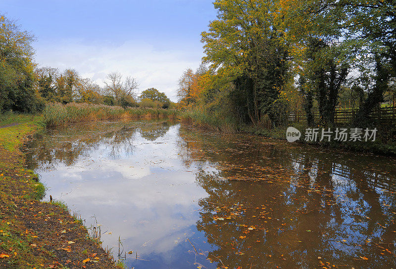 河、渠、水、秋风景优美，英国