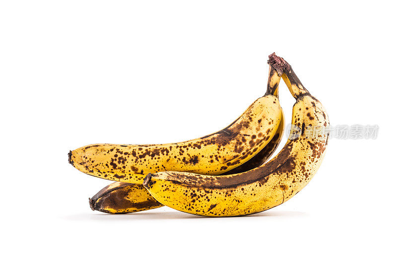 香蕉。过熟的香蕉孤立在白色的阴影