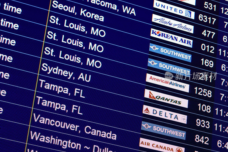 机场航班时刻表上有航空公司的名字