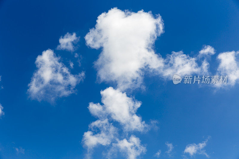 蓝天中的高积云。