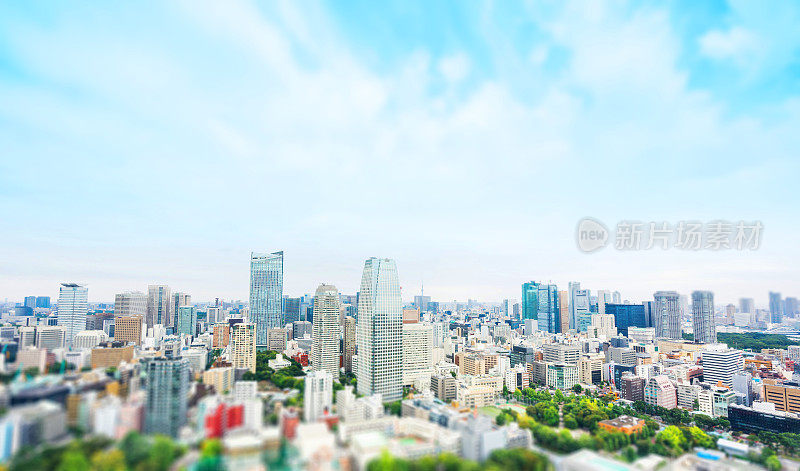 城市天际线鸟瞰图从东京塔在戏剧性的阳光和早晨蓝色多云的天空在东京，日本。微型Tilt-shift效应