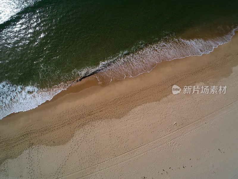 海滩上的波浪