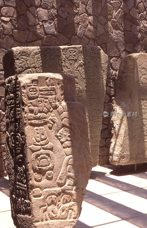 墨西哥瓦哈卡瓦班山遗址的古代石刻石柱