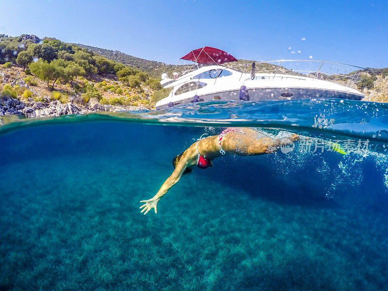 Göbün湾在Göcek。漂浮在海底的女士。