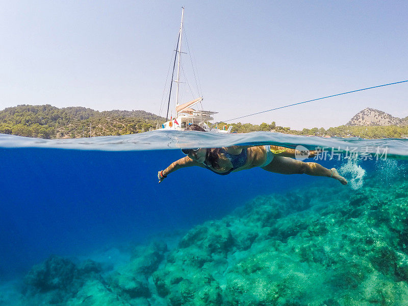 Göbün湾在Göcek。漂浮在海底的女士。