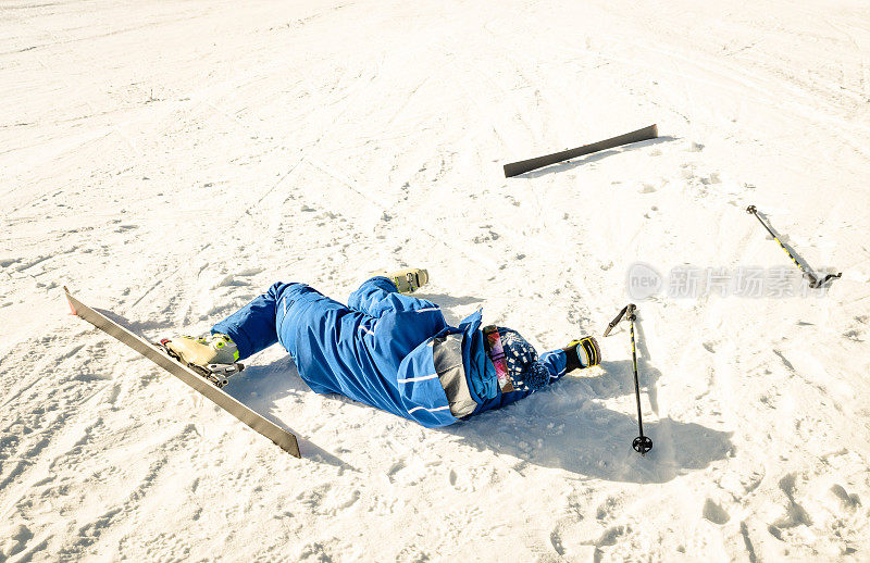专业滑雪者在滑雪胜地斜坡上发生事故后-冬季运动紧急概念与运动员需要帮助的戏剧性麻烦情况-温暖阳光下午的颜色色调