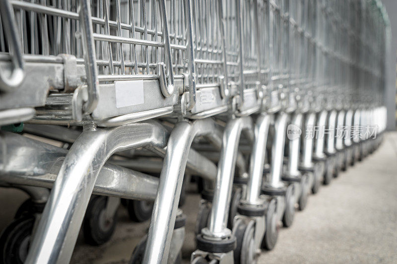 超市里一排排的钢制购物车