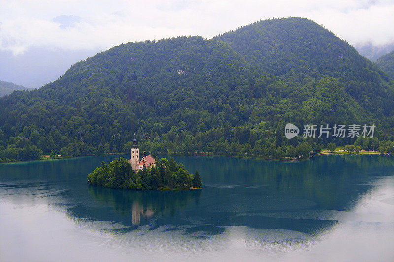 上面是田园诗般的布莱德耶泽湖，斯洛文尼亚美丽的风景