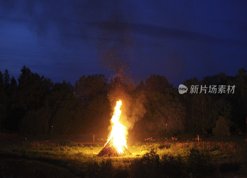 篝火庆祝国庆日在魁北克，加拿大。