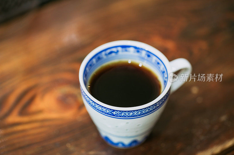 咖啡杯放在木桌上的概念