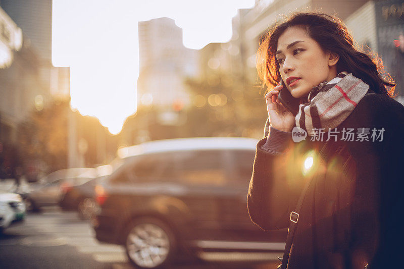 漂亮女人在街上用手机