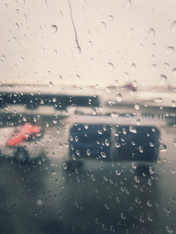 一个下雨天的机场，从飞机窗户里射出来的。