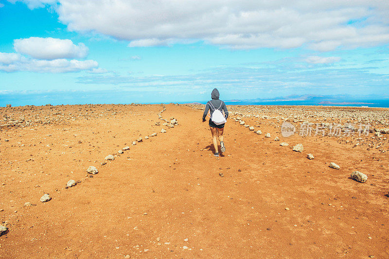 年轻女子在火山上奔跑