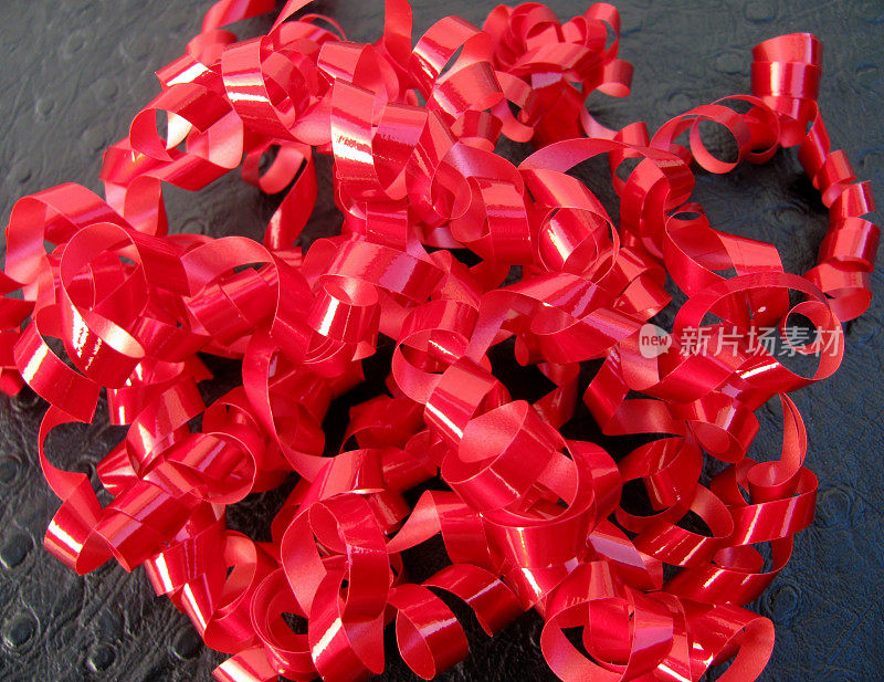 黑色背景上的红色丝带或礼物丝带