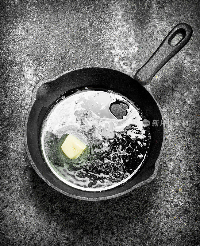 黄油放在旧平底锅里。