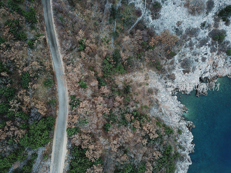 海上的单车道公路