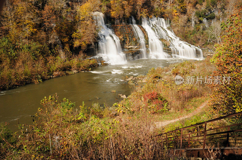 瀑布在岩石岛州立公园在田纳西州