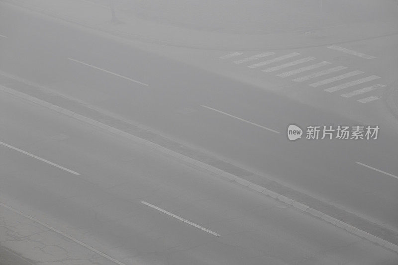 车道被雾覆盖着。高角度的观点。