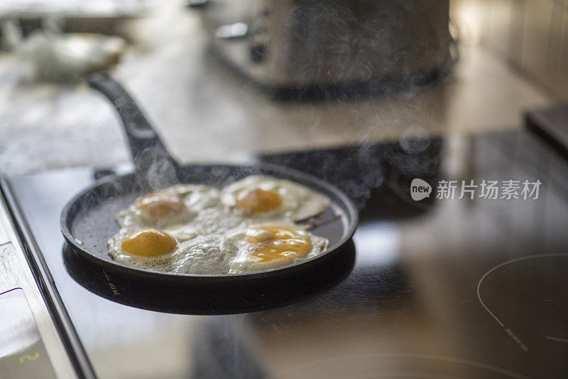 早餐是什么?在电感应炉上煮鸡蛋。