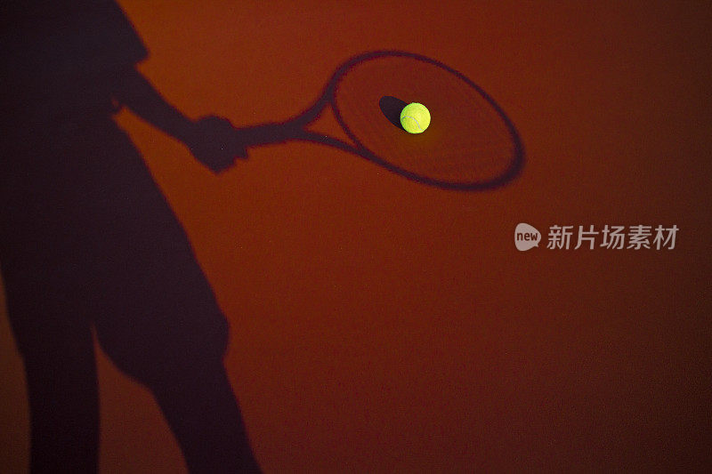 网球场上一个网球运动员的影子