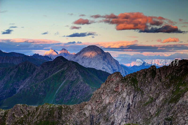 日落时分，在卡尔尼阿尔卑斯主山脊和朱利安阿尔卑斯的尖峰