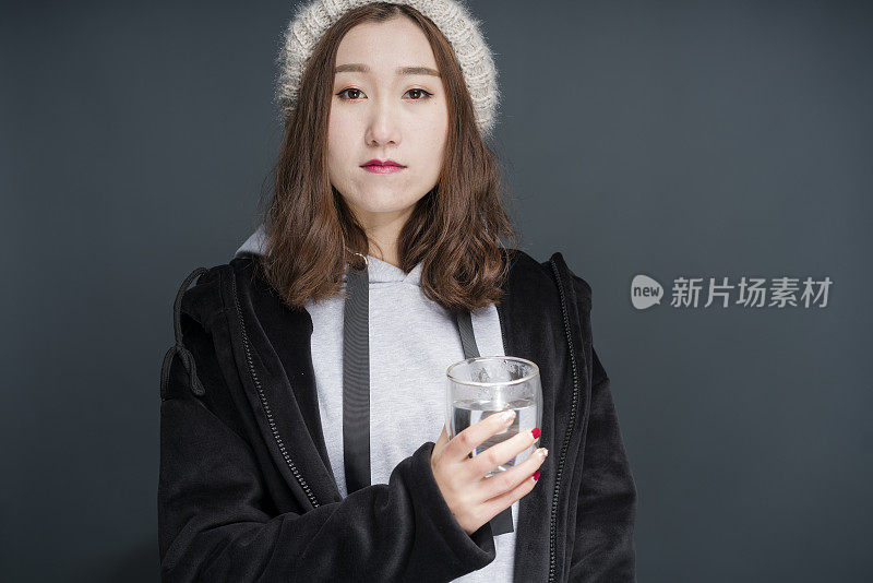 年轻的亚洲女性用纯净水，画像