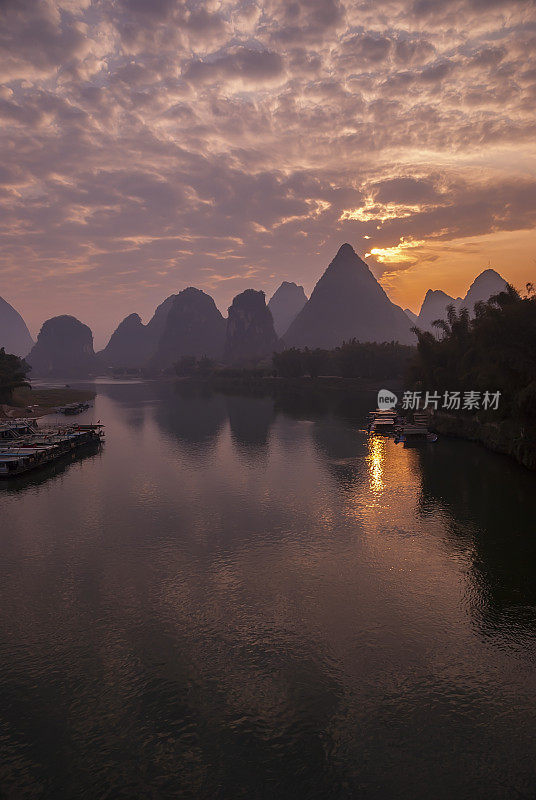 黎明时，一束五彩缤纷的阳光映在漓江上。从以上观点。老州山的景色。中国,桂林。