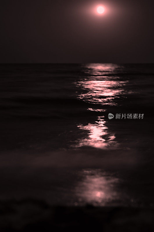 月亮在夜里，月光在海浪上