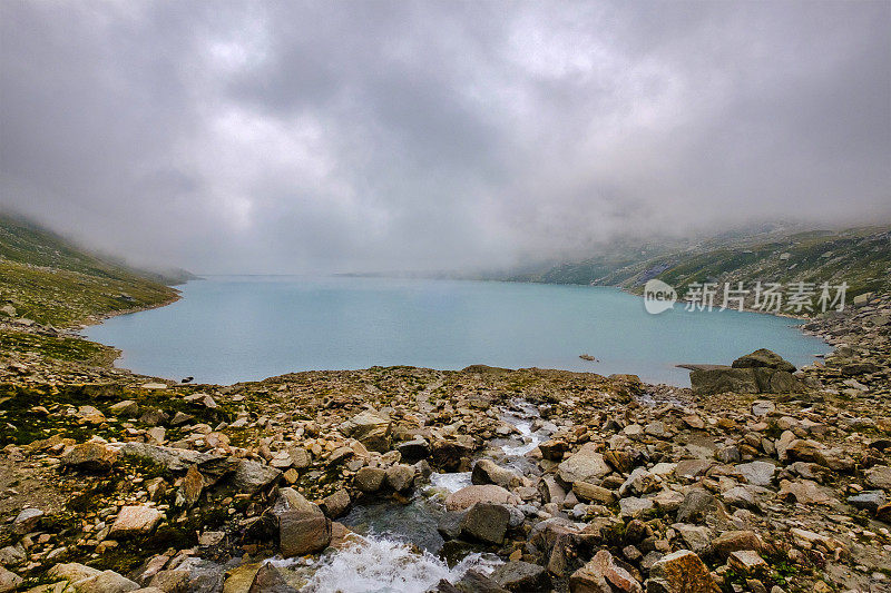 Serrù湖，一个位于奥科山谷的水库。大天堂国家公园，皮埃蒙特，意大利