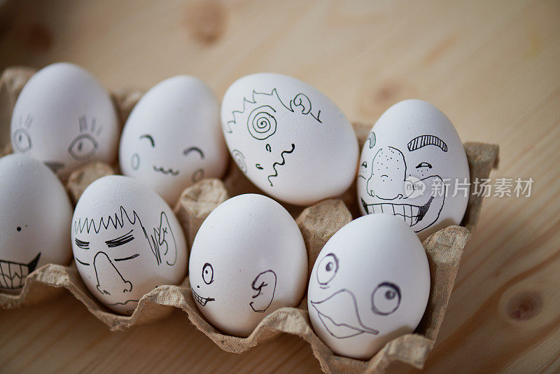 滑稽的复活节彩蛋与漫画脸在纸箱