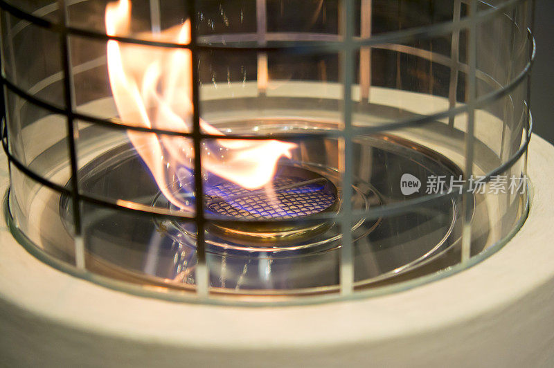 现代生物壁炉用乙醇气体。火焰煤气炉特写